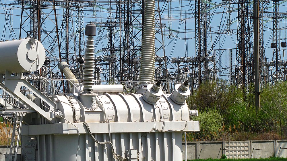 Detalle de un transformador eléctrico de alta tensión