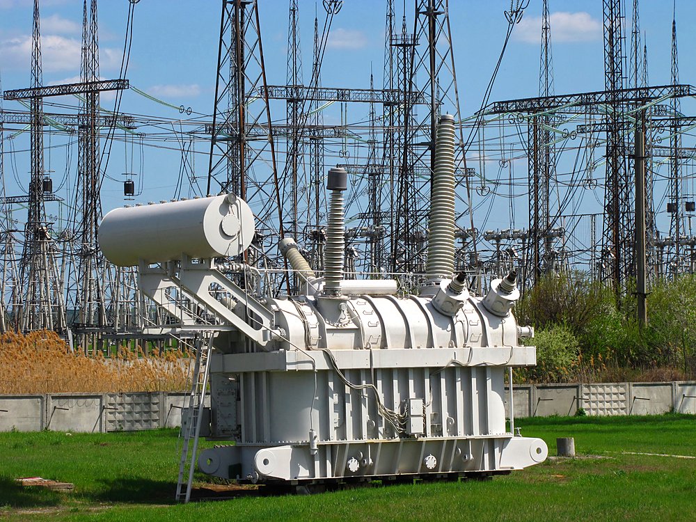 Transformador de alta tensión en una subestación eléctrica