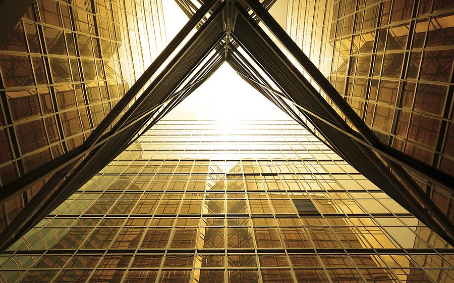 Estructura de vidrio de un edificio corporativo moderno