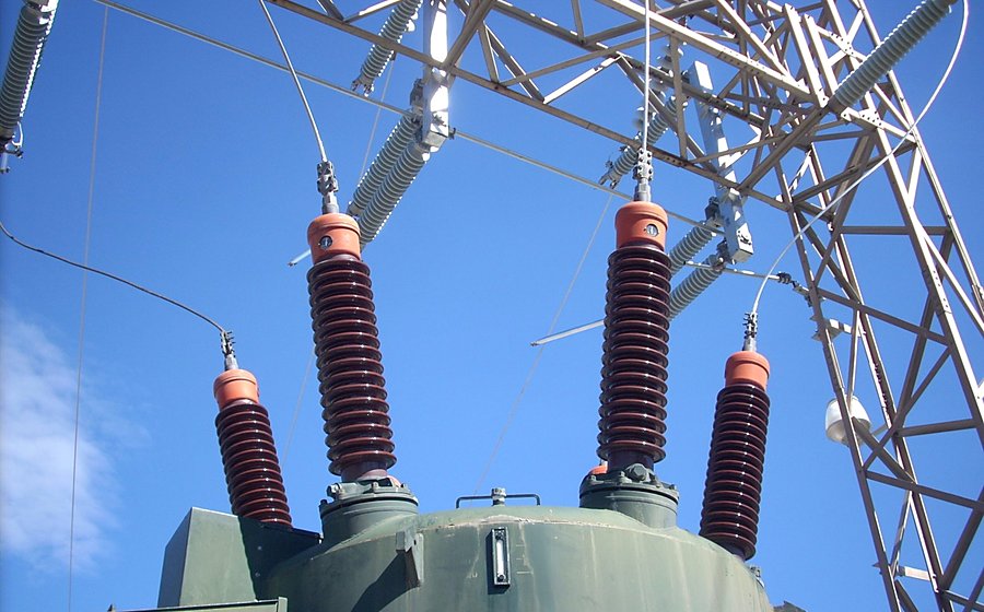 Aisladores y estructura de una torre de alta tensión